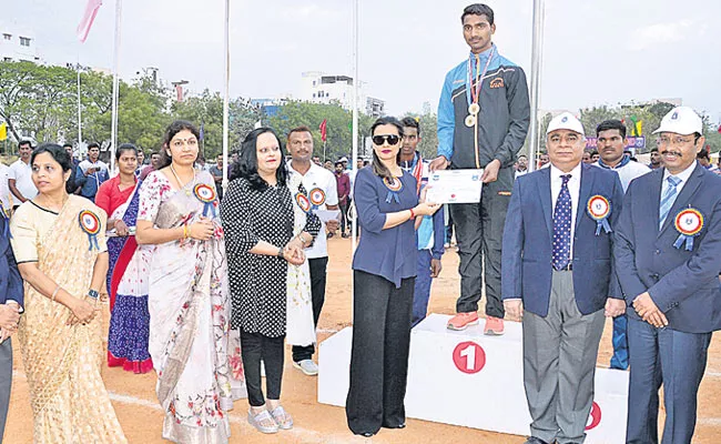 Principal Secretary Team Wins Tug Of War Title - Sakshi