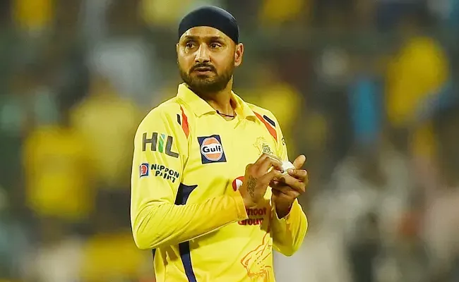 Cricketer Harbhajan Singh Bat Missing in Indigo Flight - Sakshi