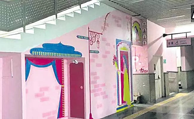 Free Sanitary Pads Available At All Noida Metro Stations - Sakshi