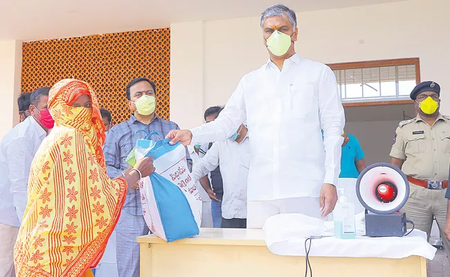 Harish Rao Support Migrant Workers At siddipet District - Sakshi