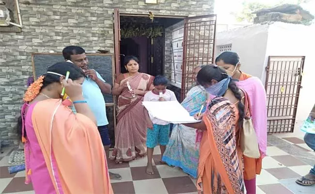 Grama Volunteers Inspects Delhi Prayer Corona Suspected People In Chittoor - Sakshi