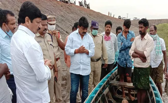 Four Fishermen Lifeless By Premature Rains In Krishna District - Sakshi