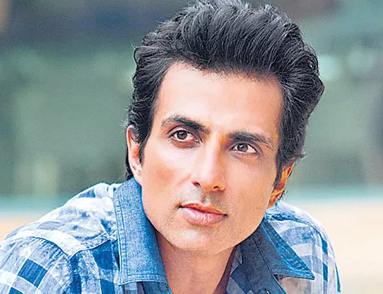 Acto rSonu Sood Offers His Juhu Hotel To COVID-19 Medical Staffs - Sakshi