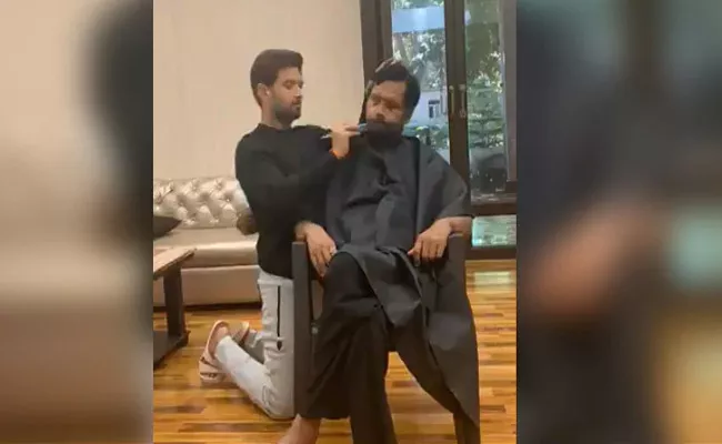 Chirag Paswan Shaves His Father Ram Vilas Paswan Beard - Sakshi