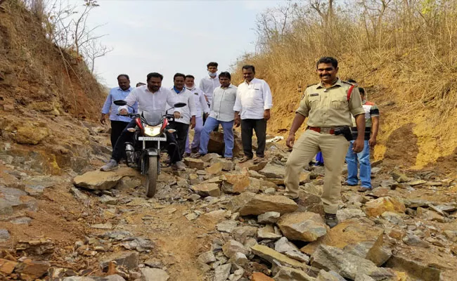 Lockdown: MLA Tellam Balaraju Visits Tribal Area - Sakshi