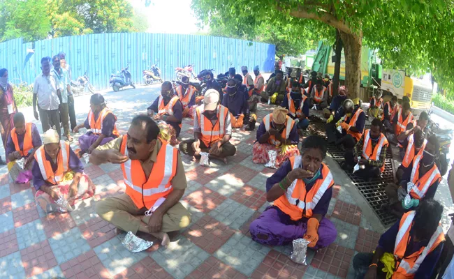 MLA Bhumana Karunakar Reddy Dines With Sanitation Workers - Sakshi