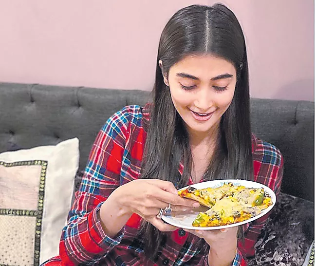 Pooja Hegde bakes pizza for her mom - Sakshi