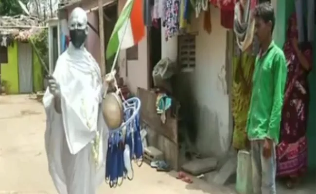 Man Dressed as Mahatma Gandhi And distributes Masks Sanitizers - Sakshi