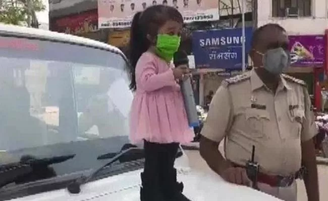 World Shortest Woman Jyoti Amge Joins With Police Over Awareness On Covid 19 - Sakshi