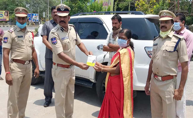 Karimnagar Police Help Kidney Disease Women For Medicine - Sakshi