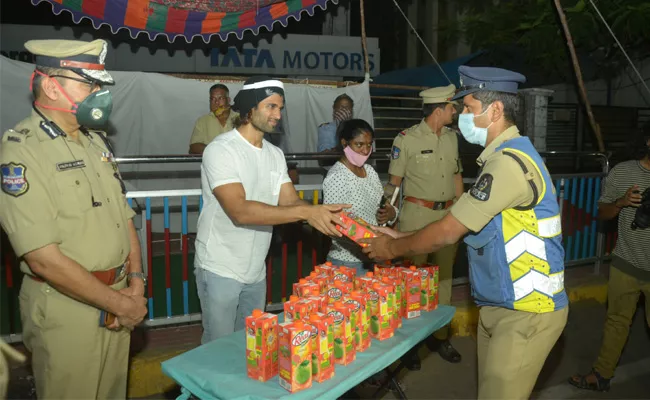 Coronavirus : Hero Vijay Devarakonda Appreciate City Police For Their Duty - Sakshi