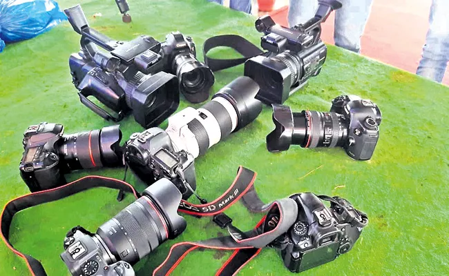 Photographers Loss With Lockdown in Wedding Season Medak - Sakshi