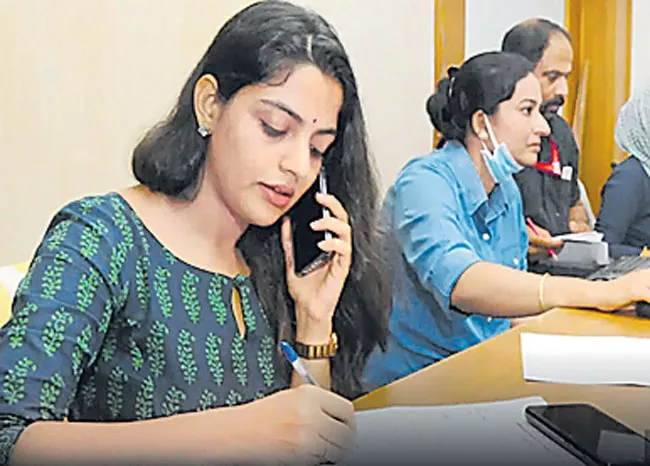 actress nikhila vimal joins in covid 19 call center at kannur - Sakshi