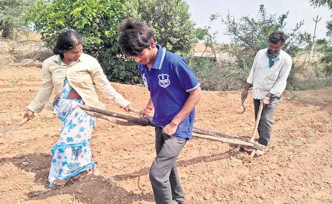 Farmer Agriculture Works With Family Members in Vikarabad - Sakshi