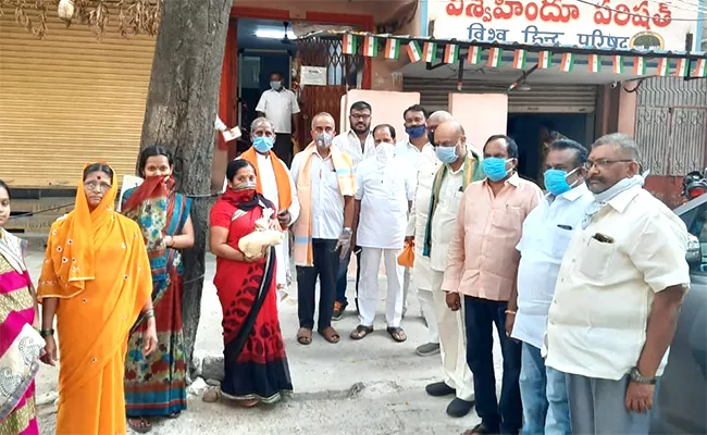  Vishva Hindu Parishadvhp Organisation Helping Poor During Lock down - Sakshi