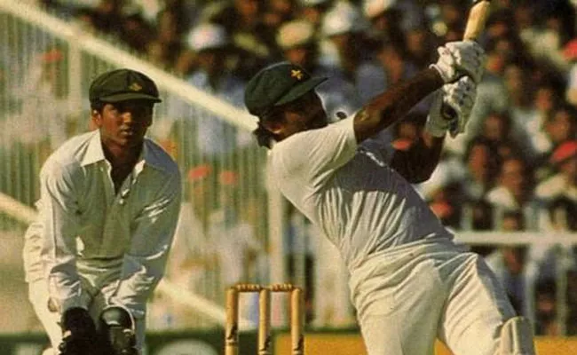 Javed Miandand Used Akram Bat In 1986 Asia Cup Final - Sakshi