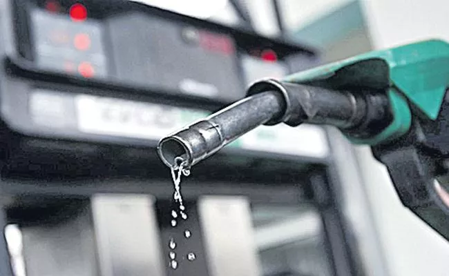 Petrol diesel sales drop over 60 percent in April due to lockdown - Sakshi