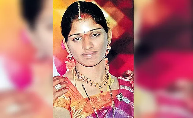 Pregnant Woman Deceased With doctors negligence - Sakshi