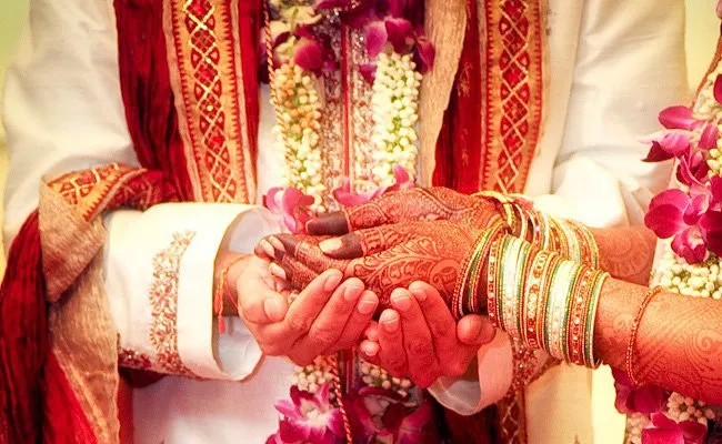 Coronavirus Two Women Police Personnel Postpone Wedding In Odisha - Sakshi