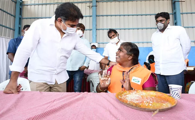 Minister KTR Lunch With GHMC Workers At Sanjeevaiah Park - Sakshi