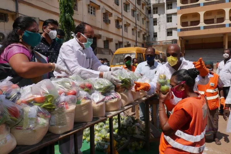 Mahmood Ali distributes essential commodities to sanitation workers - Sakshi