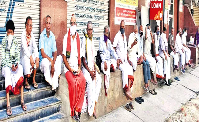 Brahmans Request to Telangana Government For Help in Lockdown - Sakshi