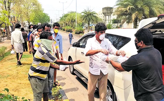 Hero Venu And Srikanth Food Distribute For Poor People Hyderabad - Sakshi