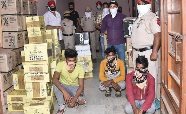 Punjab Police bust a gang involved in the smuggling of liquor illegally - Sakshi