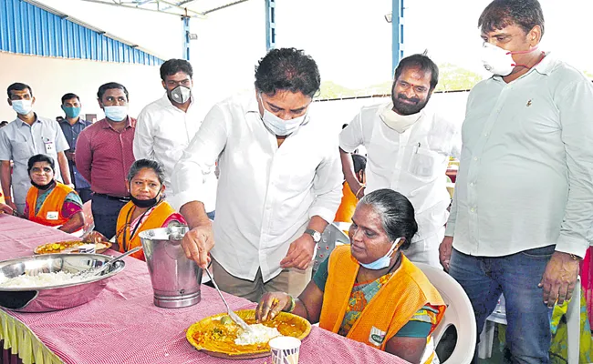 Minister KTR Eats with GHMC Sanitation Workers in Hyderabad - Sakshi