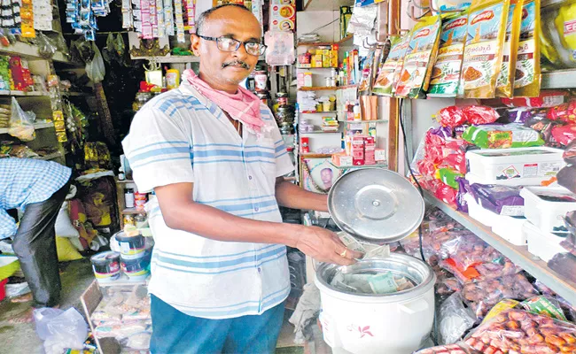 Shopkeeper uses steam electric rice cooker to disinfect Currency Notes - Sakshi