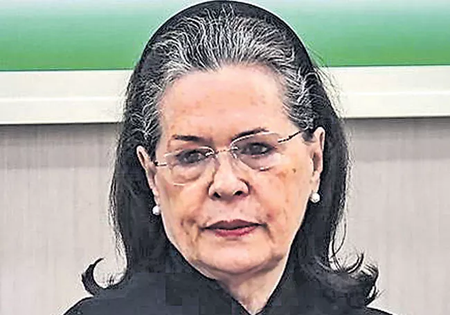 Sonia Gandhi writes to PM Modi seeking economic package - Sakshi