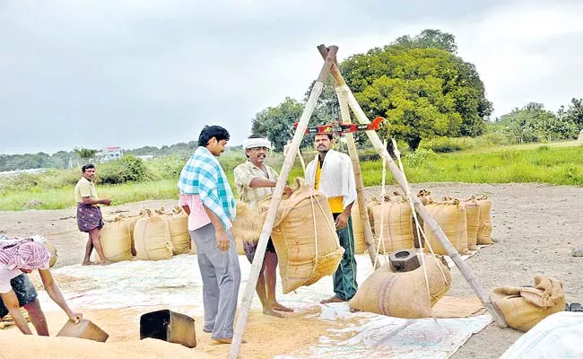 Millers Are Looting Farmers In Telangana - Sakshi