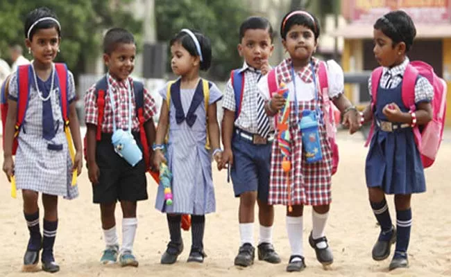 UGC Expert Committee Said New School Year Should Start In September - Sakshi