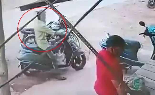 Scooter Theft Caught on CCTV Camera in Ghaziabad - Sakshi