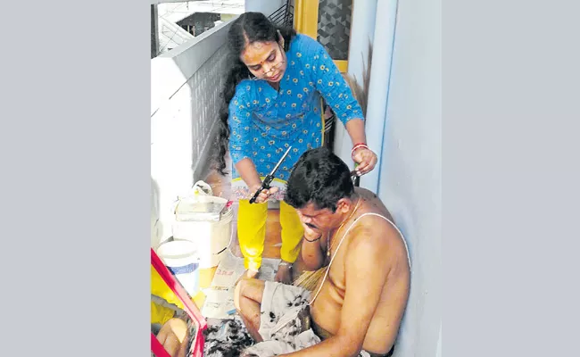 Lockdown Trends Woman Haircuts Husband In YSR Kadapa - Sakshi