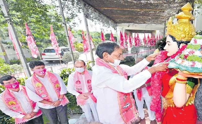 TRS Party Formation Day Celebrations In Telangana Bhavan - Sakshi