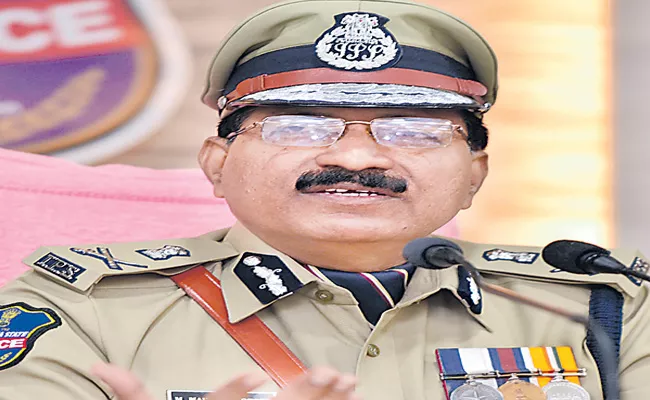 Let Us Help The Hungry People Says DGP Mahendar Reddy - Sakshi