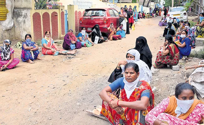 People Long Que For Money Distribution Telangana Government - Sakshi