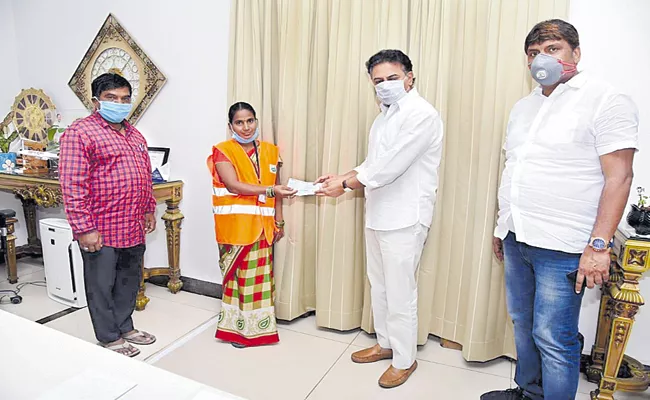 A sanitary worker Donated of Rs 10 thousand to Telangana Govt - Sakshi