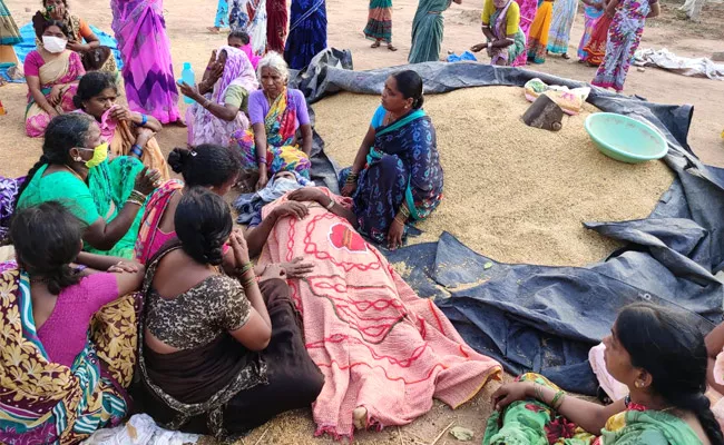 Farmer Last Breath At Paddy Purchase Center Bibipet In Kamareddy - Sakshi