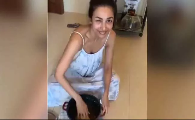 Malaika Arora Preparing Laddu In Lockdown Days - Sakshi