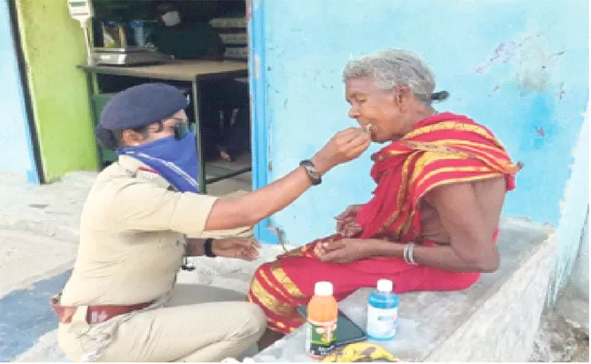 Woman SI Police Feed Orphan Elderly Woman in Odisha - Sakshi