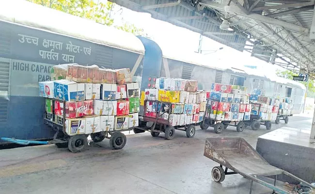 First Train From Secunderabad With 92 Tonnes Sells Goods To Howrah - Sakshi