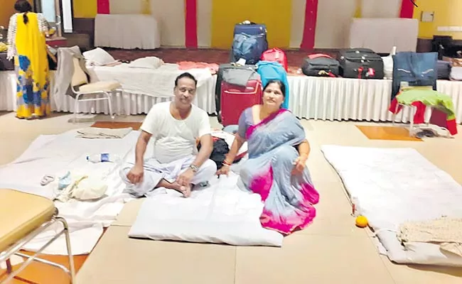 Jangaon District Wife And Husband Stuck In Mumbai Due To Lockdown - Sakshi