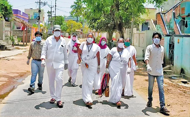 Asha workers and ANMs and PHC doctors Visiting Everybody in Home Isolation - Sakshi