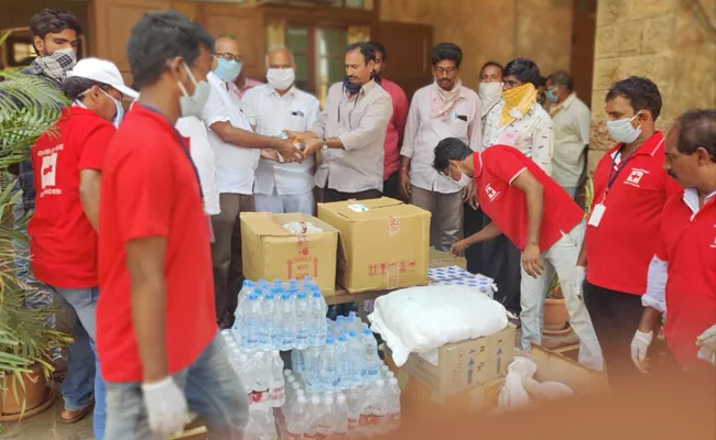 Red Cross Society Distributed Food in Mamillapalli on Sunday - Sakshi