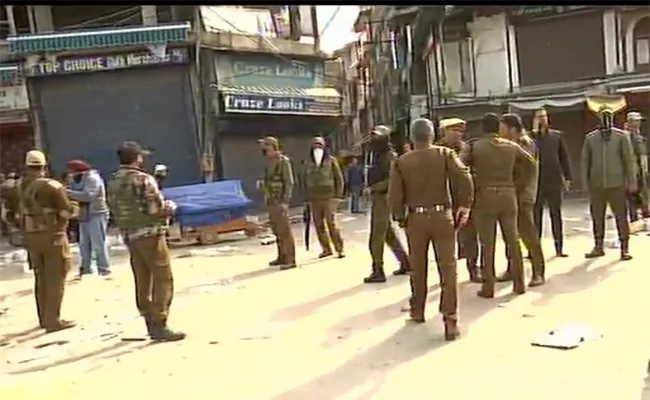 CRPF jawan Killed In Grenade Attack In South Kashmir - Sakshi