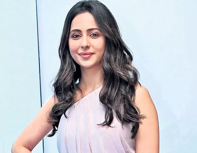 Actress Rakul Preet Singh and her parents are feeding 200 families - Sakshi