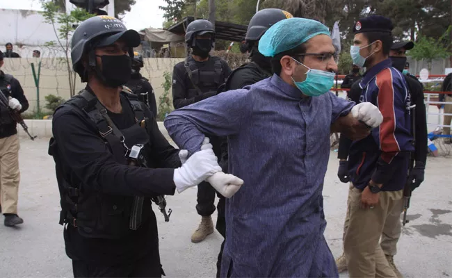 Coronavirus : Dozens of Doctors Arrested in city of Quetta Pakistan - Sakshi