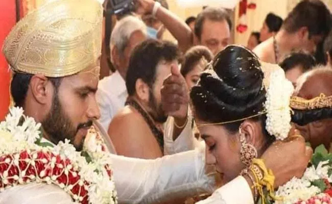 Karnataka High Court asks Government to Give explanation on Nikhil's wedding - Sakshi